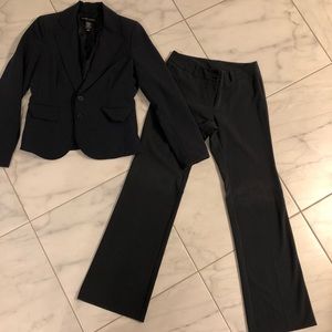 Size 4 navy blue NY & Co suit! Washable!!